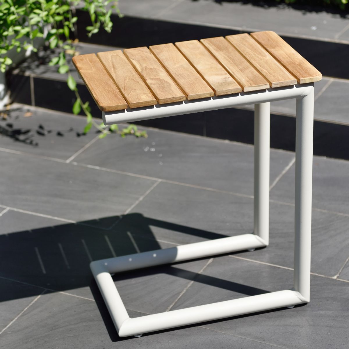 Portals Light C-shape teak and aluminum side table
