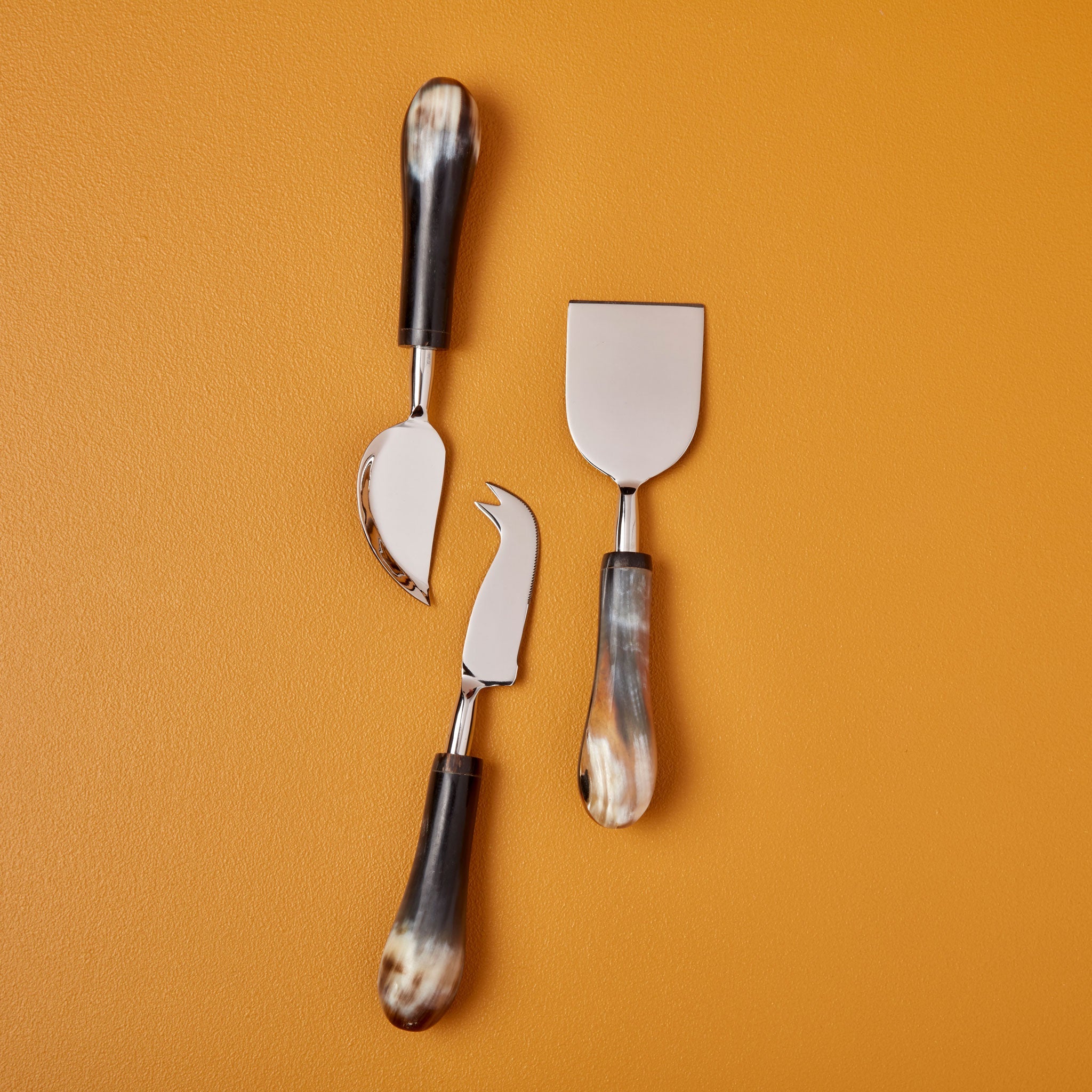 Horn and stainless steel cheese serving set