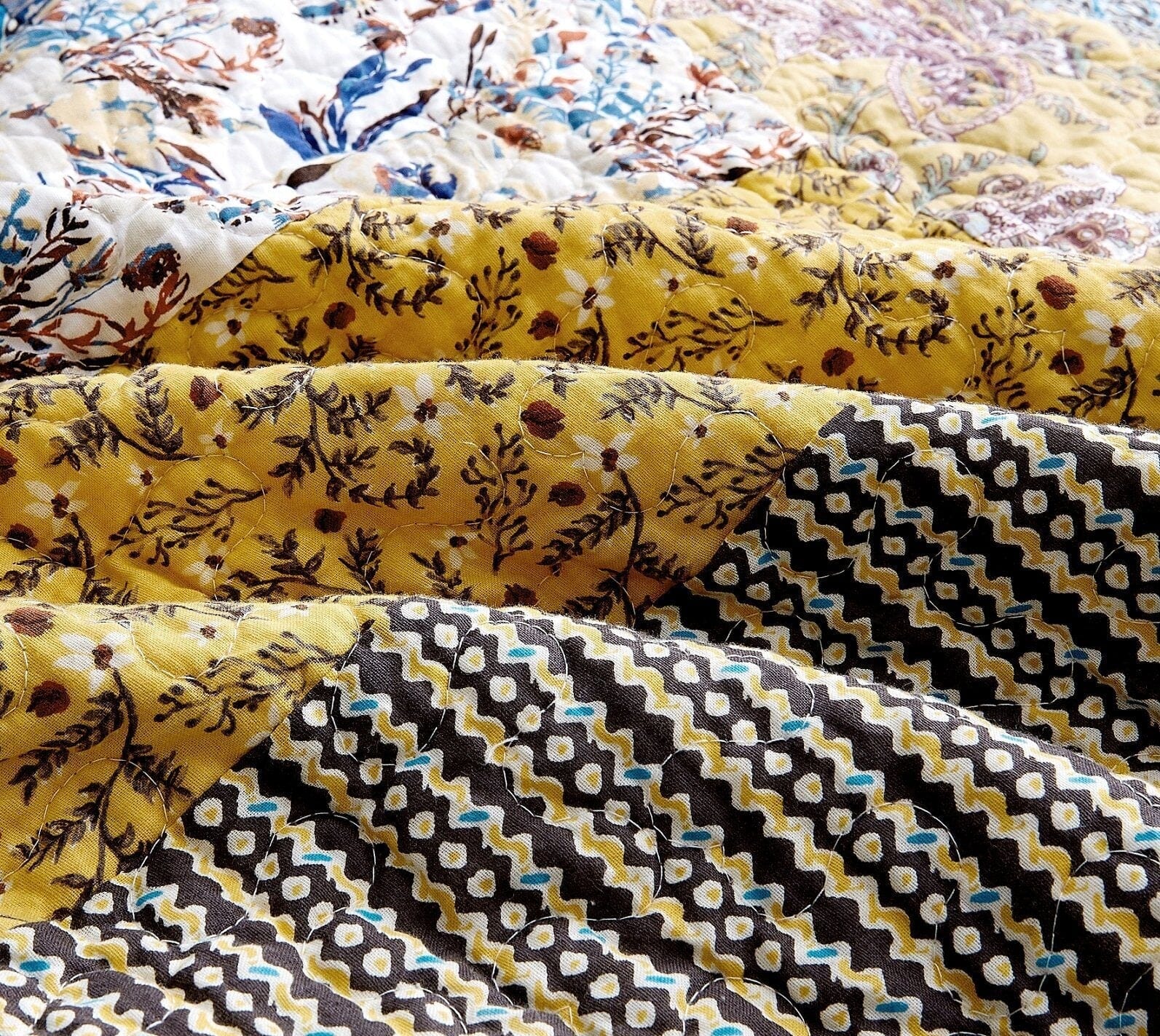 DaDa Bedding Honey Cove Floral Paisley Patchwork Quilt Set