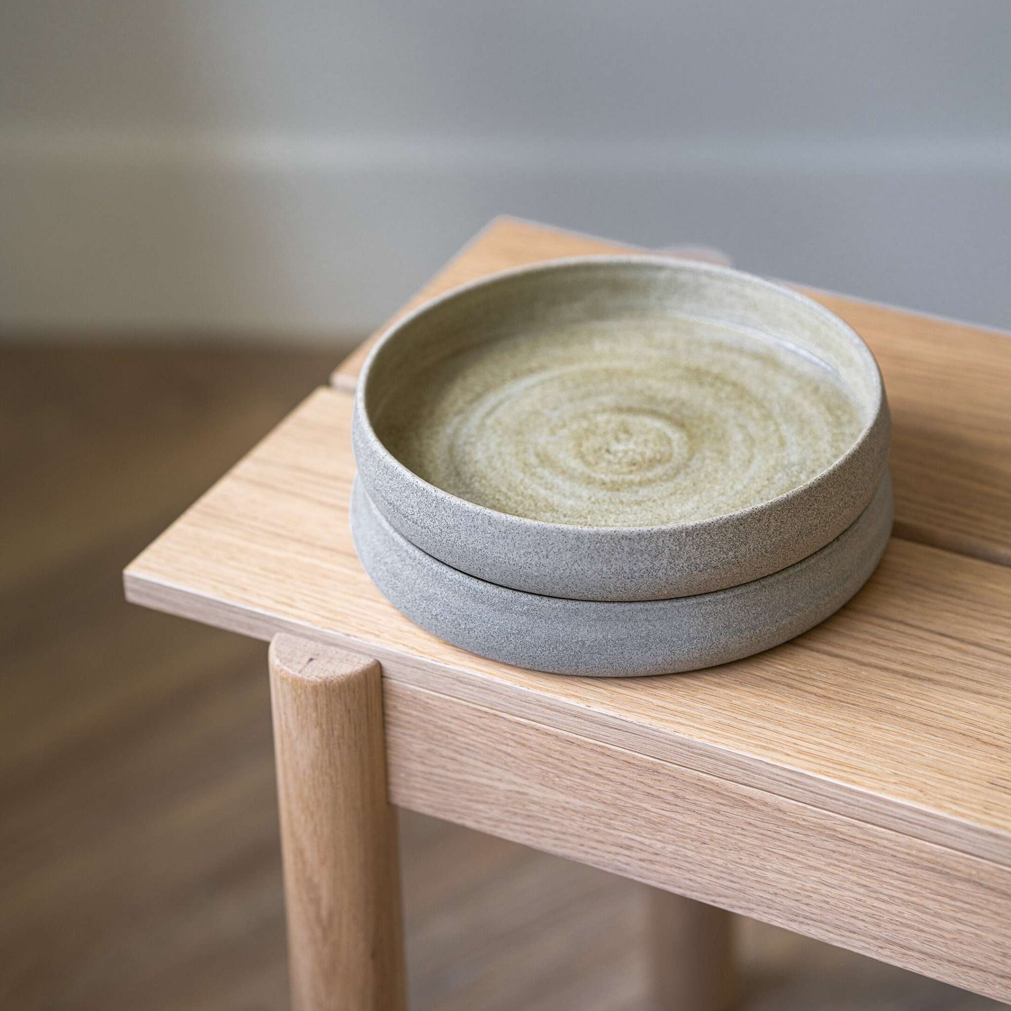 Stoneware Salad Plates with High Sides "Concrete"