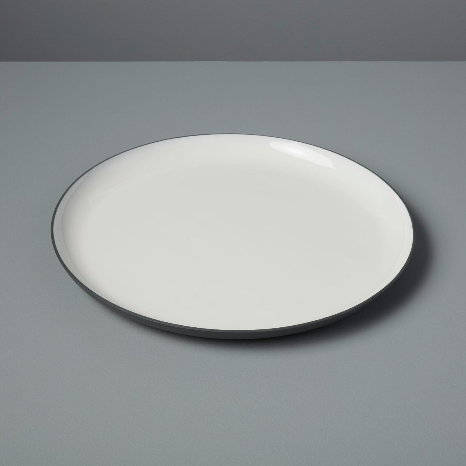 Alto graphite 11-inch round serving platter