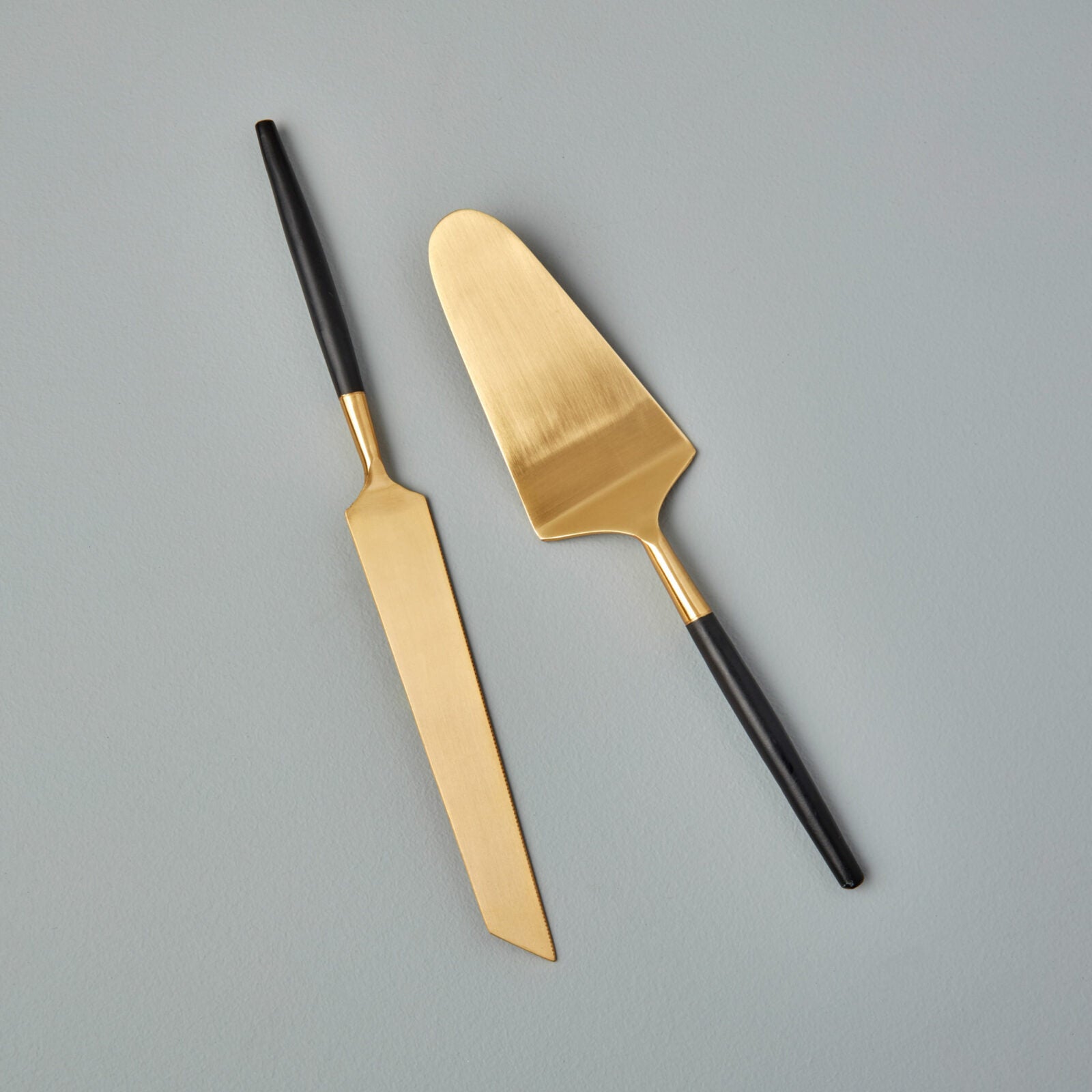 Black and gold cake lift and knife serving set