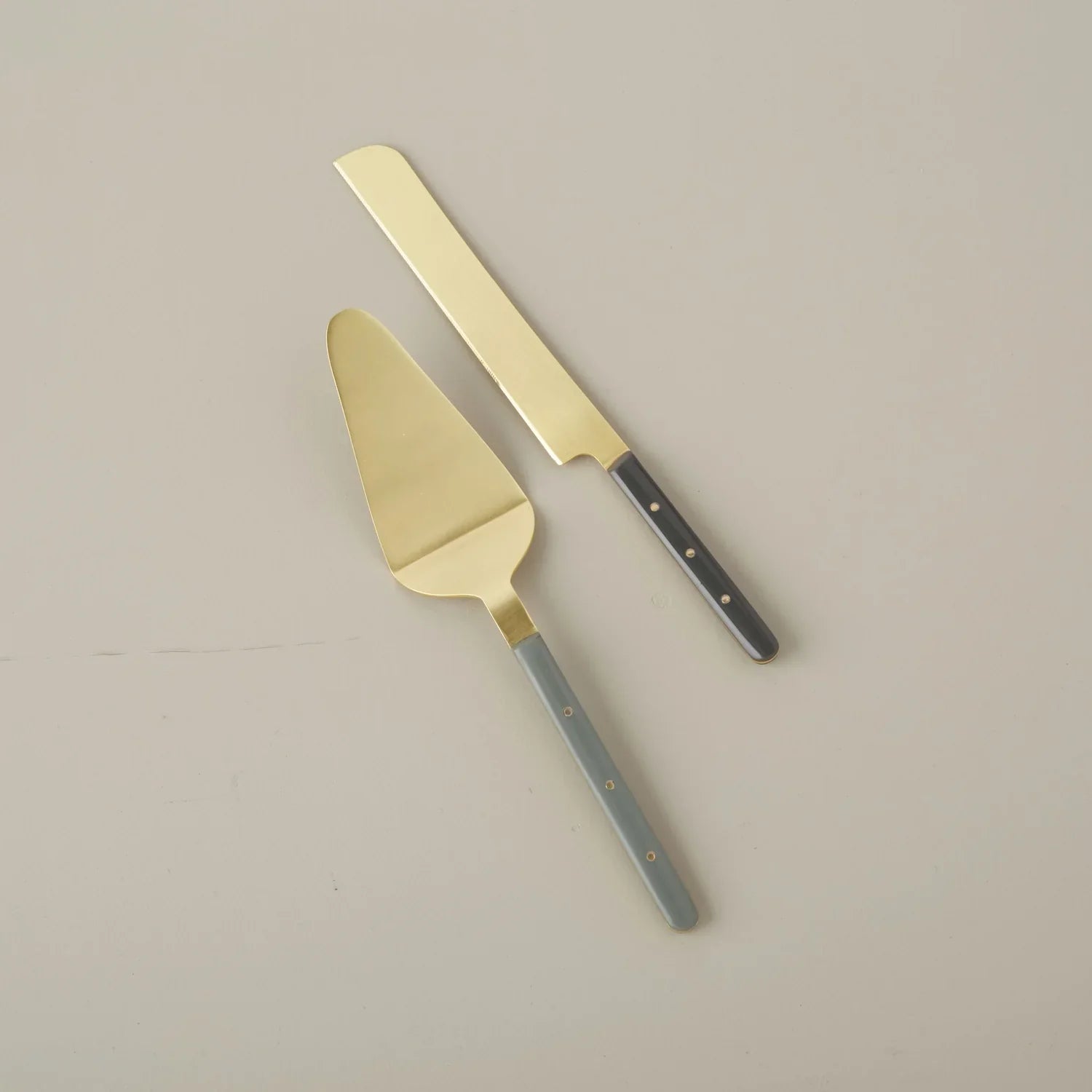 Bowie sage cake lift and knife set