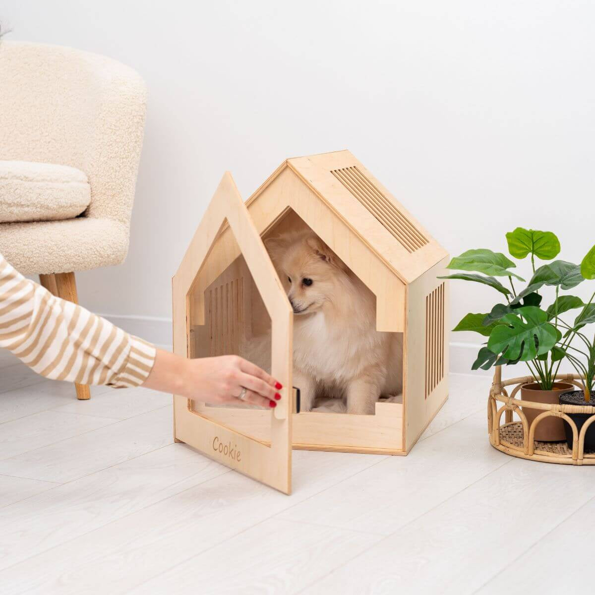 Large indoor dog house product view