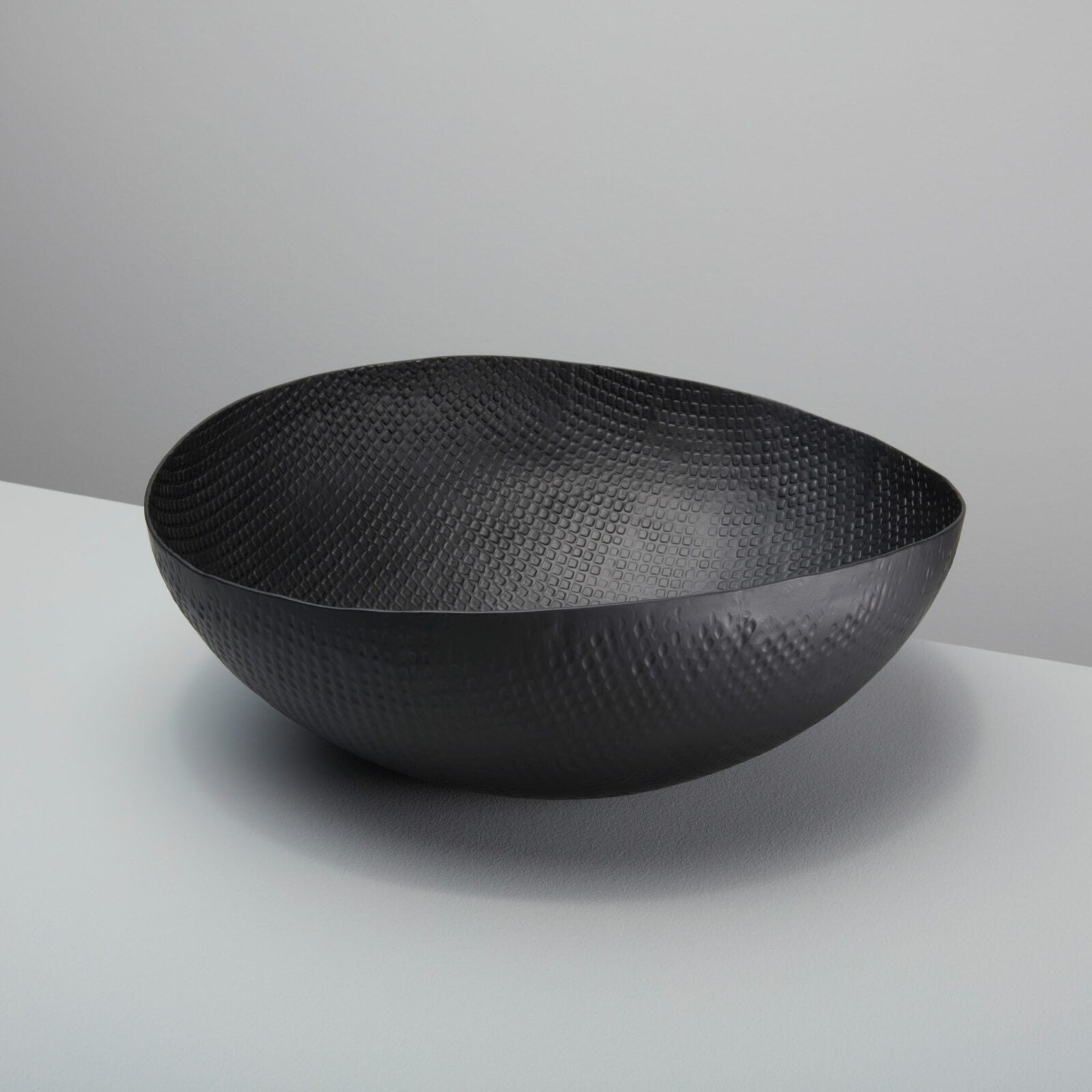 Gwyneth extra-large black aluminum serving bowl
